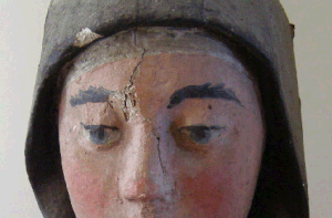 buste en bois polychrome endommagé