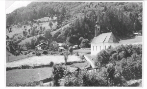 Im Vordergrund das Dach der Mar-Mühle mit Rinne (um 1950)