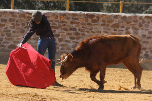 Beatriz Gómez novillera de Colmenar Viejo en Ganadería de El Montecillo de Paco Medina