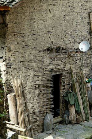 Aussenisolation mit Bambusmatten und Lehm