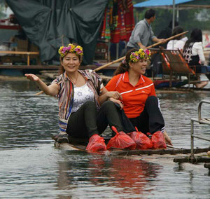 Unkostümierte (!) Touristinnen auf dem Yulong-Fluss