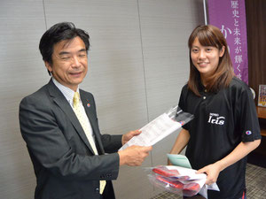 鈴木副市長と大庭選手