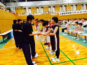 優秀選手へグッズのプレゼント