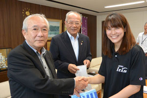 刈谷市体育協会西口会長へタオルのプレゼント