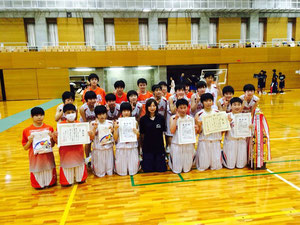 優勝校と伊藤選手(四日市市立朝明中学校:伊藤選手の母校)