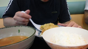 ラーメン大盛り＆チャーハン大盛りのセットにライス大盛りを単品で頼む大食い男爵　　　　　　　　　　　　　　　　　　　　　　パンダ「鉄人ごときには負けてらんないよね♪」