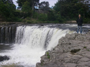 ich vor den Haruru-Falls