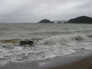 Strand von Paihia bei Regen und Sturm