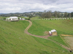 Rückseite des Farmhauses mit Stall und Reitplatz