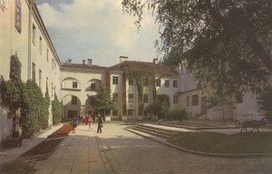 Vilnius. Valstybinis universitetas. L. Stuokos-Gucevičiaus kiemelis. Apie 1974m. / Vilnius. The University. Stuoka-Gucevičius Courtyard. 18th-19th centuries