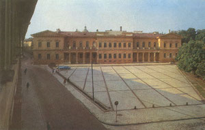 Vilnius. Kutūzovo aikštė. 18-19a. rūmų kompleksas. Arhitektai L.Stuoka-Gucevičius, K. Podčašinskis, V. Stasovas / Kutuzov Square: Palace Complex 18th-19th centuries. Architects L.Stuoka-Gucevičius, K. Podčašinskis, V. Stasov