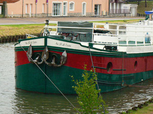 Au port de Digoin, "au fil de l'eau" toute en élégance.