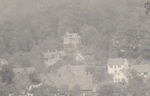 Das querstehende helle Haus rechts ist Haus Römhild