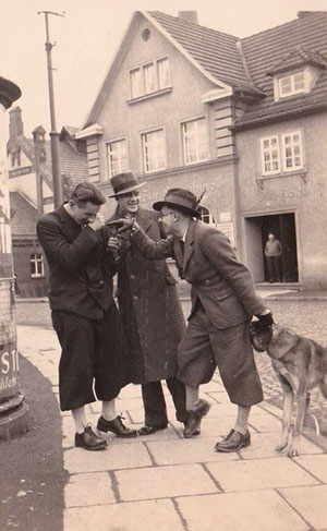 Neben der Litfasssäule und vor der Einnahme - in der Mitte Walter Leinweber 1930er ? Sammlung Familie Leinweber 