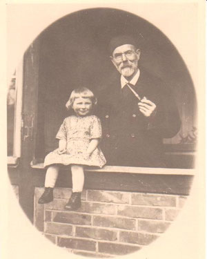 Bürgermeister Heinrich Kaiser mit Enkelin (vermutlich Effi) am Eingang seines Hauses, das nicht das Haus Immertreu sein konnte