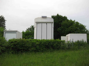 Links das Radioteleskop. Mittig das große Spiegelteleskop. Dahinter die Kuppel. Rechts Raum für kleinere Geräte