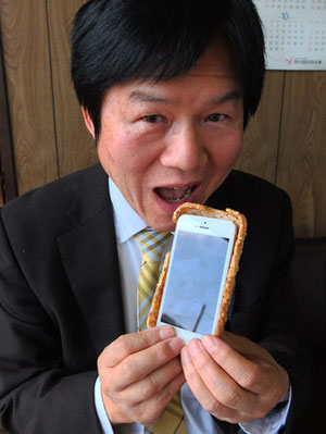 Rice cracker iPhone case is obviously edible! 　Click the pic to go to the company's website Source: Yamaguchi Ube Keizai news