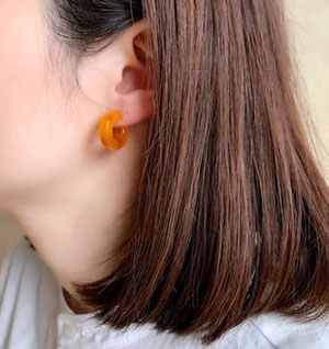 樹脂フープピアス  1430円→ 380円(税込)   多彩なミックスカラーにシンプルで使いやすいサイズ感も魅力です