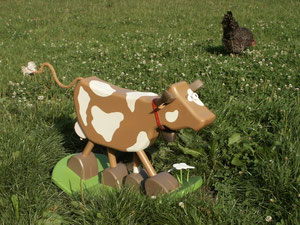 Schaukelkuh mit Huhn
