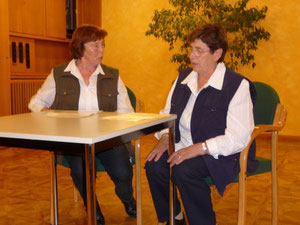 Lieselotte Schmidt und Annemarie Klinke bei Treffen mit dem Verein "Dialekt im Hinterland"