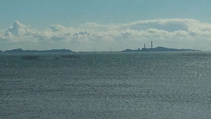 近くの海岸です。天気のいい日には三河湾を越えて遠く渥美火力発電所が臨めます。その向こうは伊良湖岬になります。