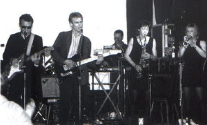 Band mit Bläserinnen