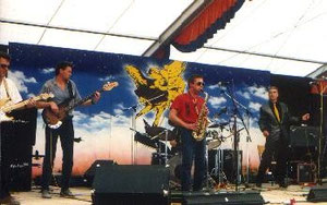 Das Konzert mitm Edi Lechner am Sax als " New Airport" war beim Antiflughafenfestival in Hallbergmoos. Am selben Abend spielten Polt, Biermösl, Söllner, S-Bahn Surfers und andere. Es war der Tag des Umzugs von Riem ins Erdinger Moos (heute am MUC-Zaun)