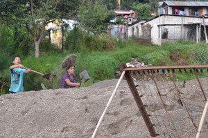 Sacando arena del río.