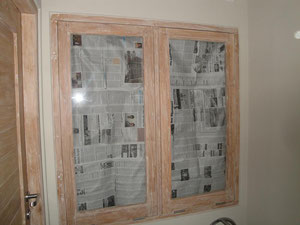 Mit Zeitungspapier zugehangene Fenster