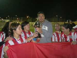 El Amigo y gran Deportista Carlos de Gestión Documental,entregando el Trofeo a la Capitana del Equipo de la Albirroja Maria Reyes.