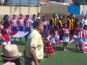 Desfile de los Equipos inauguarcion de la Liga Pya 2011,en la Imagen el Pte de La AHIPID,el Profe, Candido Sanchez.
