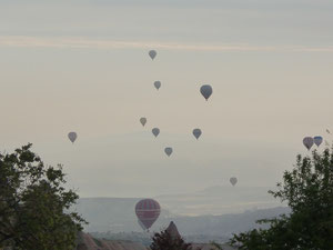 この写真はトルコ旅行での一枚。カッパドキアにて、気球と早朝の景色が見事にリンク。