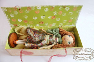 <img src=”http://dongriffon.jimdo.com/” alt=”упаковка для куклы коробка 1″ />