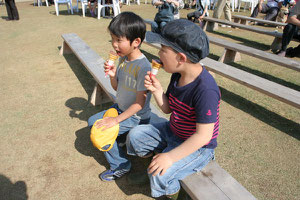 2人で土面オークションみながらソフトクリーム