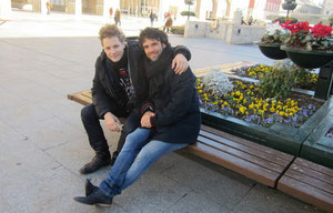 Los actores Daniel Diges y Raúl Peña, en la plaza del Pilar.