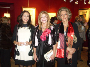 La pintora con la Baronesa Thyssen y Pitita Ridruejo en la inaguración de la exposición en la galería SAOBA de Madrid