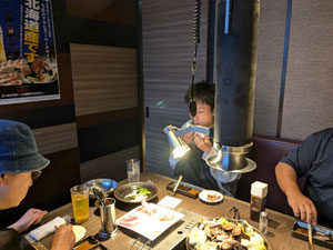 ジンギスカン鍋を囲む