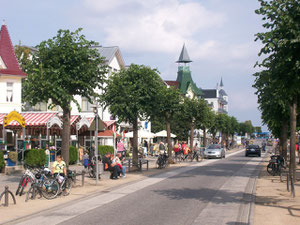 nur wenige Schritte von der Ferienwohnung befindet sich die belebte Straße hin zum Stand