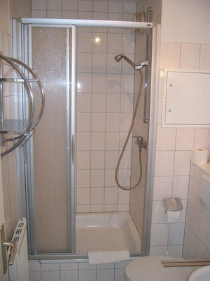 Badezimmer mit WC und Dusche