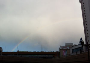 今日も寒くてしかも変わりやすいお天気の1日でしたね。仙台駅前で大きな虹も見ることが出来ましたよ。