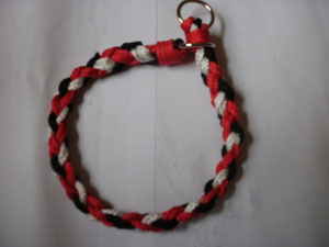Halsband  Halsweite 38cm  rot,schwarz,weiß Preis 18,-