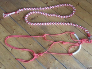 Knotenhalfter in rot,weiß mit Strick