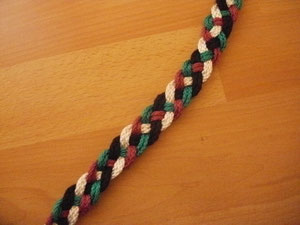 Flach geflochten mit 4 Farben