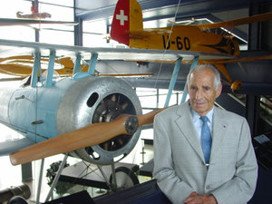 Alfred Waldis in "seinem Verkehrshaus".