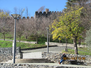 Blick vom Stellplatz auf die alte Stadtmauer