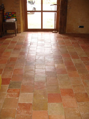 carrelage ancien patiné, posé serré, lustré et ciré (photo)
