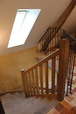 Escalier chêne massif et balustrade avec main courante et barreaux en acier vieilli (photo)