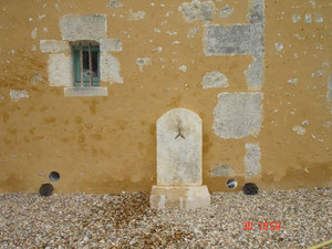 Fontaine taillée par L'Atelier de la Pierre (photo)