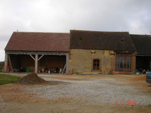 Couverture en petites tuiles neuves en terre cuite (photo)