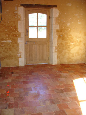 Carrelage ancien de récupération posé, ciré et lustré (photo)